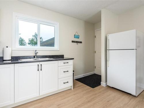 11-5730 Coral Rd, Courtenay, BC - Indoor Photo Showing Kitchen