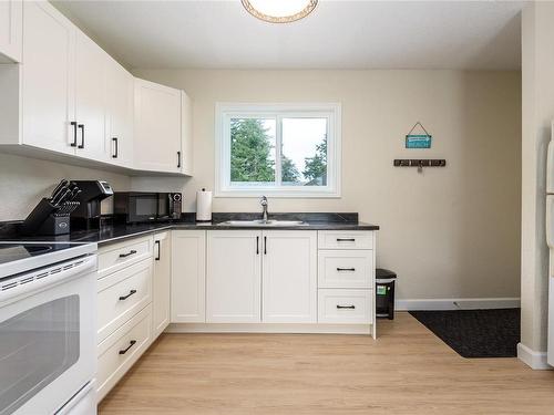 11-5730 Coral Rd, Courtenay, BC - Indoor Photo Showing Kitchen