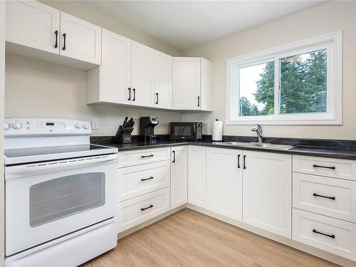 11-5730 Coral Rd, Courtenay, BC - Indoor Photo Showing Kitchen