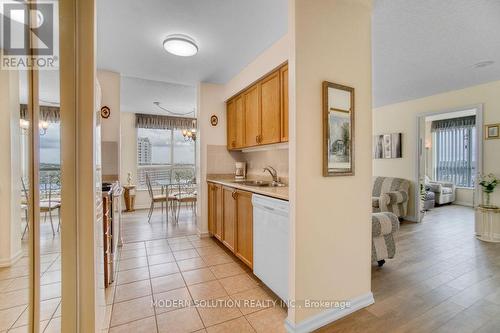 Ph19 - 51 Baffin Court, Richmond Hill, ON - Indoor Photo Showing Kitchen