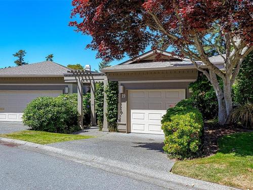 19-4300 Stoneywood Lane, Saanich, BC 