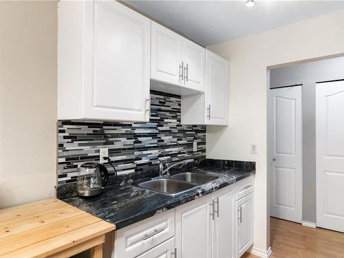 119-3225 Eldon Pl, Saanich, BC - Indoor Photo Showing Kitchen With Double Sink