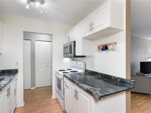 119-3225 Eldon Pl, Saanich, BC - Indoor Photo Showing Kitchen