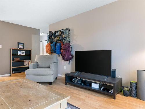 119-3225 Eldon Pl, Saanich, BC - Indoor Photo Showing Living Room