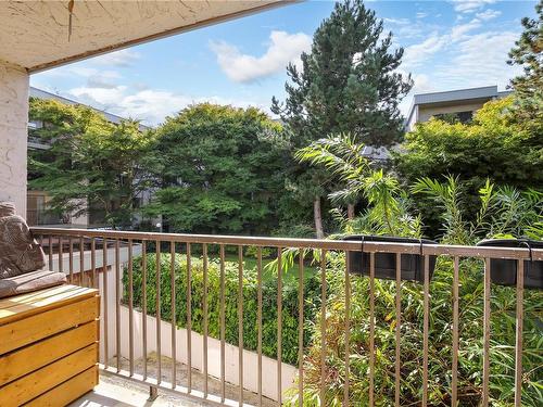 119-3225 Eldon Pl, Saanich, BC - Outdoor