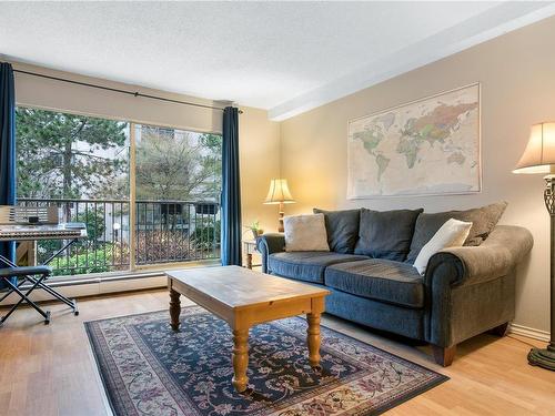 119-3225 Eldon Pl, Saanich, BC - Indoor Photo Showing Living Room