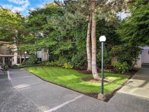 119-3225 Eldon Pl, Saanich, BC - Outdoor