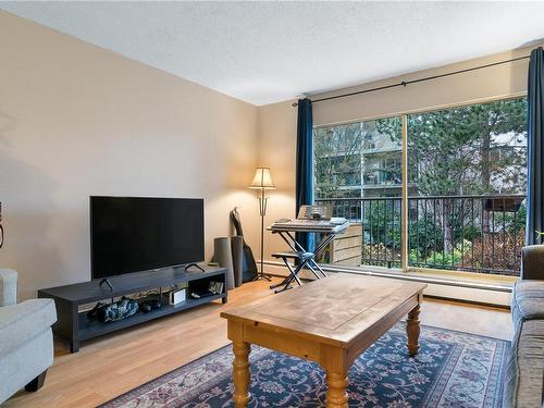 119-3225 Eldon Pl, Saanich, BC - Indoor Photo Showing Living Room