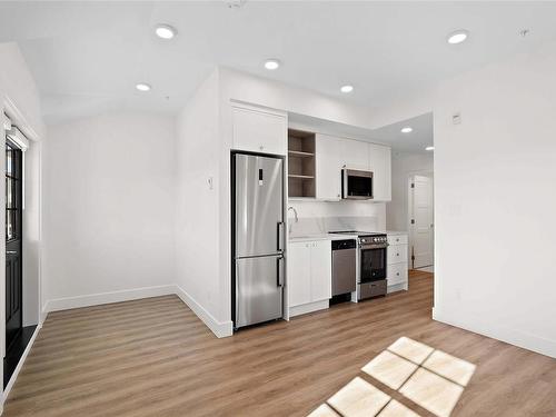 302 C-1224 Richardson St, Victoria, BC - Indoor Photo Showing Kitchen