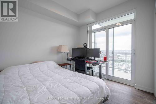 1702 - 2093 Fairview Street, Burlington, ON - Indoor Photo Showing Bedroom