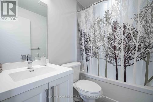 1702 - 2093 Fairview Street, Burlington, ON - Indoor Photo Showing Bathroom