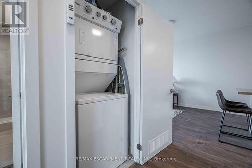 1702 - 2093 Fairview Street, Burlington, ON - Indoor Photo Showing Laundry Room