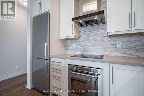 1702 - 2093 Fairview Street, Burlington, ON - Indoor Photo Showing Kitchen With Upgraded Kitchen