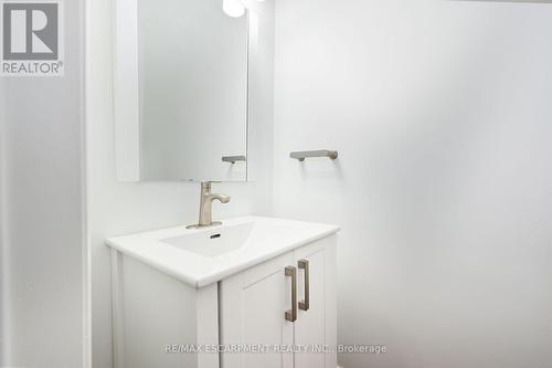 250 San Francisco Avenue, Hamilton, ON - Indoor Photo Showing Bathroom