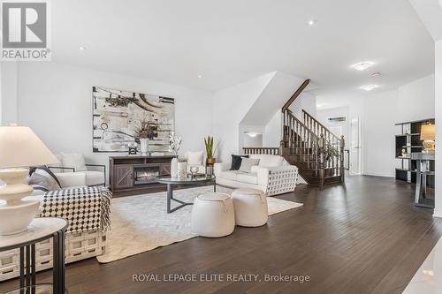 3995 Highland Park Drive, Lincoln, ON - Indoor Photo Showing Living Room