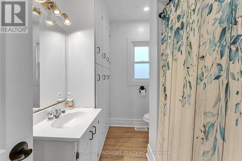 39 Delena Avenue N, Hamilton, ON - Indoor Photo Showing Bathroom