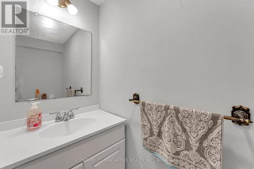 39 Delena Avenue N, Hamilton, ON - Indoor Photo Showing Bathroom