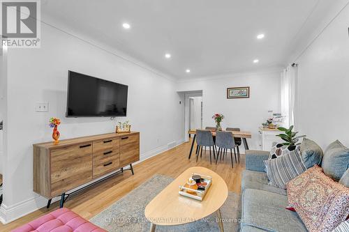 39 Delena Avenue N, Hamilton, ON - Indoor Photo Showing Living Room