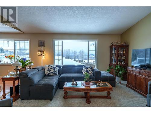 2115 Country Woods Road, Sorrento, BC - Indoor Photo Showing Living Room