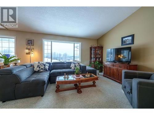 2115 Country Woods Road, Sorrento, BC - Indoor Photo Showing Living Room