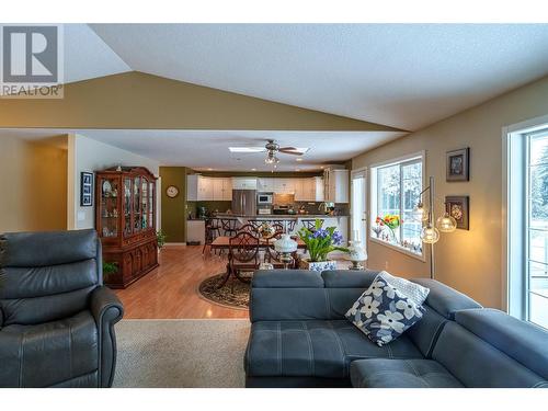 2115 Country Woods Road, Sorrento, BC - Indoor Photo Showing Living Room