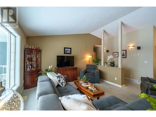 2115 Country Woods Road, Sorrento, BC - Indoor Photo Showing Living Room