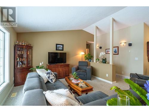 2115 Country Woods Road, Sorrento, BC - Indoor Photo Showing Living Room