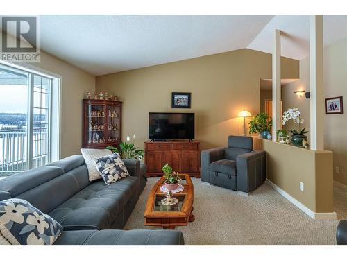 2115 Country Woods Road, Sorrento, BC - Indoor Photo Showing Living Room