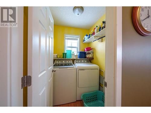 2115 Country Woods Road, Sorrento, BC - Indoor Photo Showing Laundry Room