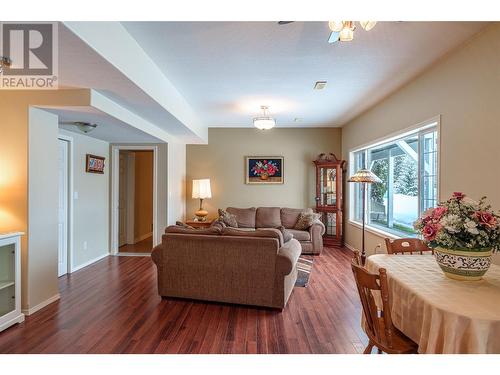 2115 Country Woods Road, Sorrento, BC - Indoor Photo Showing Living Room