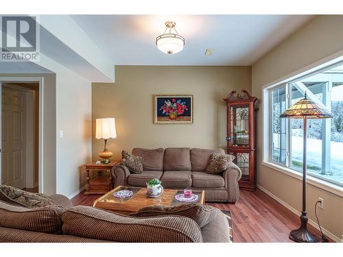 2115 Country Woods Road, Sorrento, BC - Indoor Photo Showing Living Room