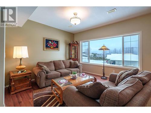 2115 Country Woods Road, Sorrento, BC - Indoor Photo Showing Living Room