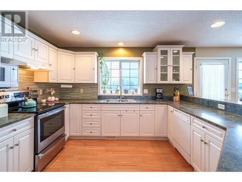 2115 Country Woods Road, Sorrento, BC - Indoor Photo Showing Kitchen With Double Sink