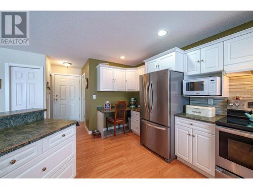 2115 Country Woods Road, Sorrento, BC - Indoor Photo Showing Kitchen