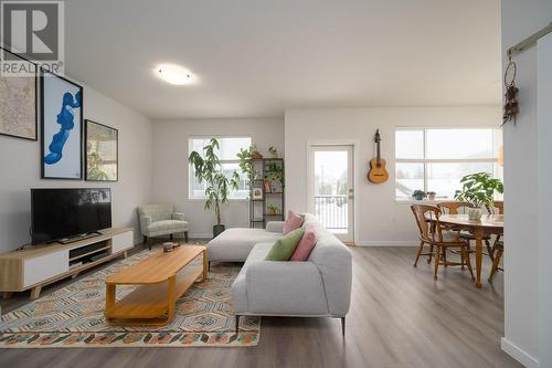 2925 Westsyde Road Unit# 114, Kamloops, BC - Indoor Photo Showing Living Room