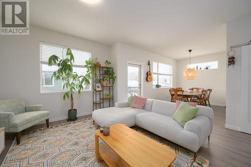 2925 Westsyde Road Unit# 114, Kamloops, BC - Indoor Photo Showing Living Room