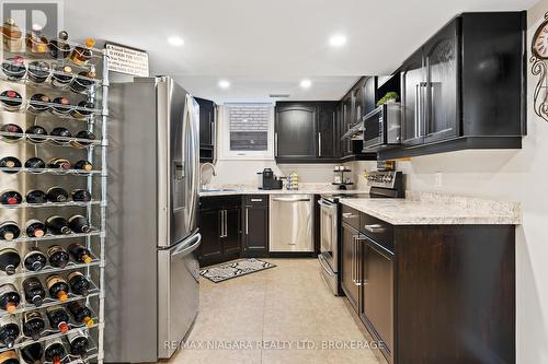 107 Westland Street, St. Catharines (462 - Rykert/Vansickle), ON - Indoor Photo Showing Kitchen With Upgraded Kitchen