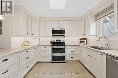 107 Westland Street, St. Catharines (462 - Rykert/Vansickle), ON - Indoor Photo Showing Kitchen With Double Sink With Upgraded Kitchen