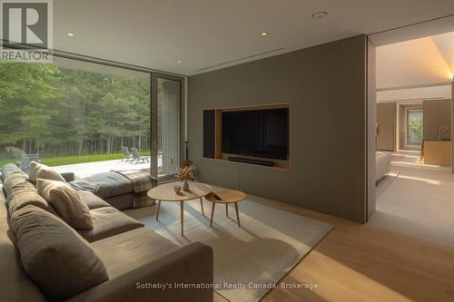 395910 11Th Line, Blue Mountains, ON - Indoor Photo Showing Living Room