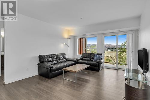 775 Academy Way Unit# 208, Kelowna, BC - Indoor Photo Showing Living Room