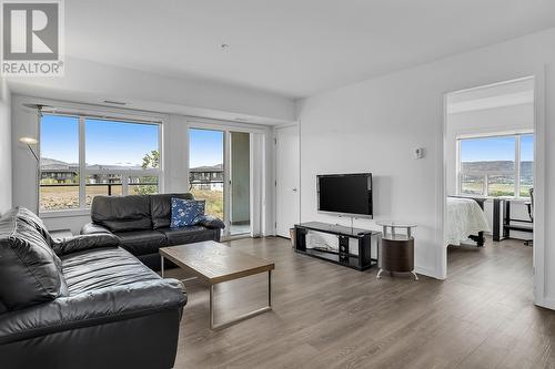 775 Academy Way Unit# 208, Kelowna, BC - Indoor Photo Showing Living Room