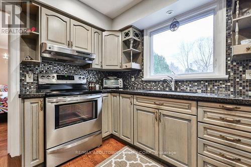 335 Carey Court, Oakville, ON - Indoor Photo Showing Kitchen