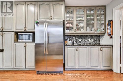 335 Carey Court, Oakville, ON - Indoor Photo Showing Kitchen