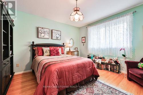 335 Carey Court, Oakville, ON - Indoor Photo Showing Bedroom