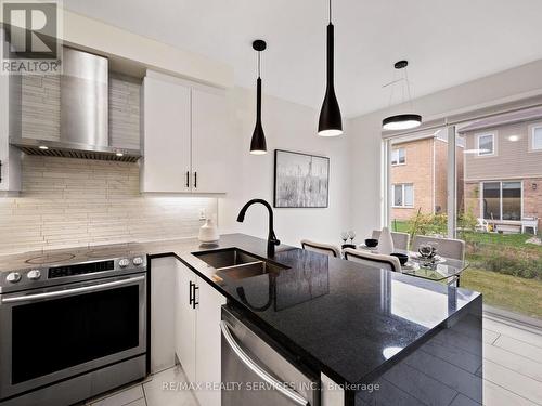 72 Circus Crescent, Brampton, ON - Indoor Photo Showing Kitchen With Stainless Steel Kitchen With Double Sink With Upgraded Kitchen