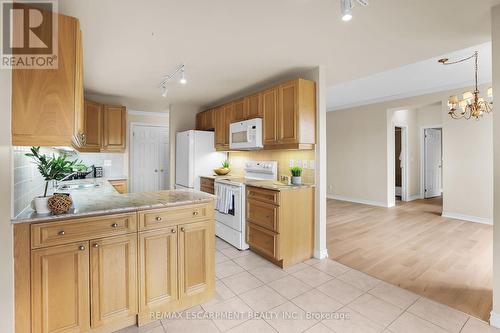 807 - 3000 Creekside Drive, Hamilton, ON - Indoor Photo Showing Kitchen