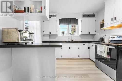 437 Niagara Street, Welland, ON - Indoor Photo Showing Kitchen