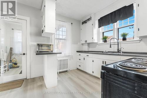 437 Niagara Street, Welland, ON - Indoor Photo Showing Kitchen With Double Sink