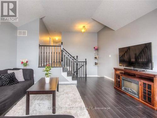 640 Activa Avenue, Kitchener, ON - Indoor Photo Showing Living Room