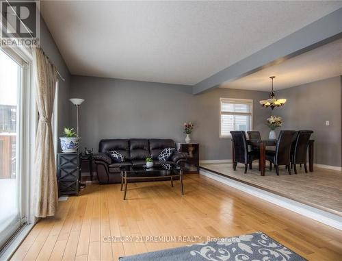 640 Activa Avenue, Kitchener, ON - Indoor Photo Showing Living Room